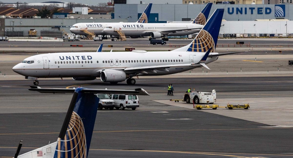 United Air Tumbles as Profit Weakness Damps Faith in Turnaround