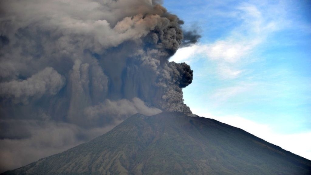 Airlines warned over Bali volcano activity