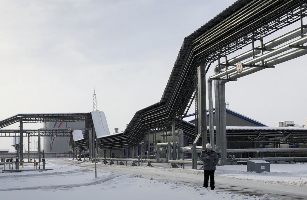 Exclusive: Dirty oil crisis over for Russia, but contagion felt on high seas