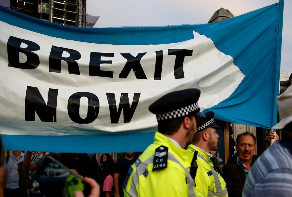 UK government dares Brexit opponents: Change the law or change the government