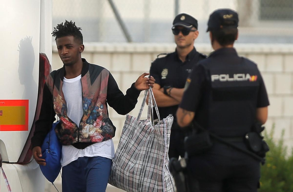 Spanish warship with migrants arrives in Spain after Italy row