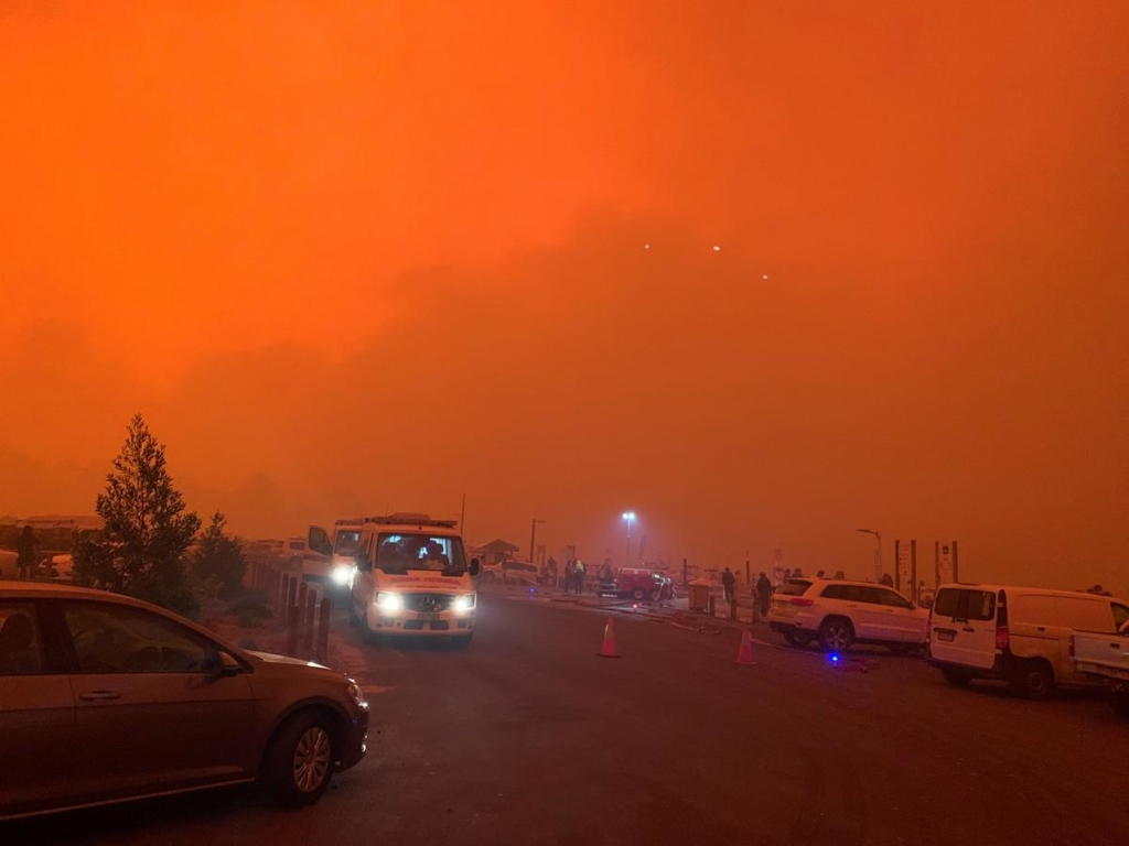 Thousands of people trapped in Australian coastal town by huge wildfires