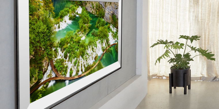 LG and Samsung TVs at CES: Bezel-free, smaller OLEDs, and more