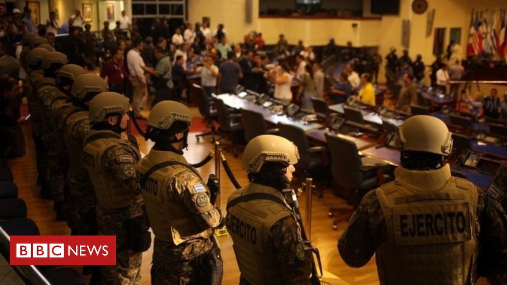 Armed soldiers enter El Salvador parliament