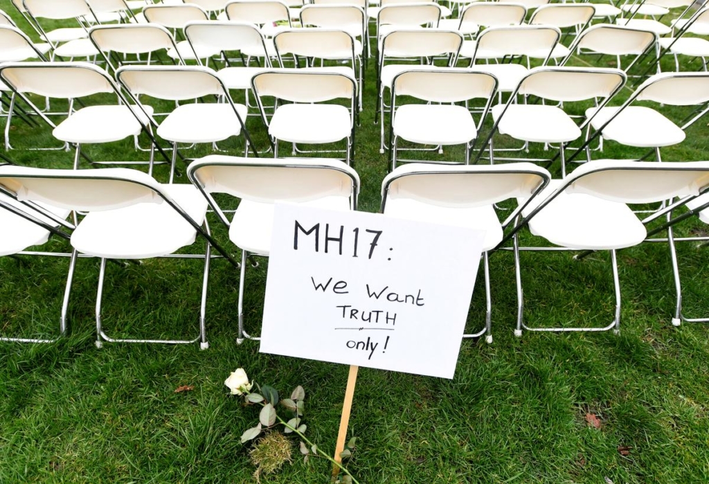 Empty chairs for MH17 victims outside Russia’s Hague Embassy