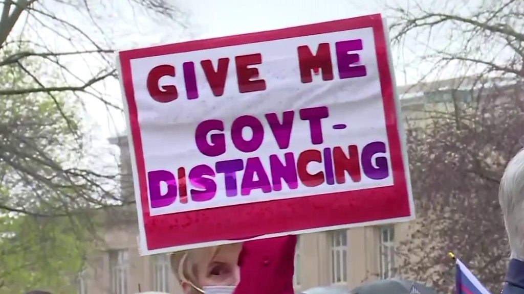 Armed lockdown protesters in Michigan statehouse