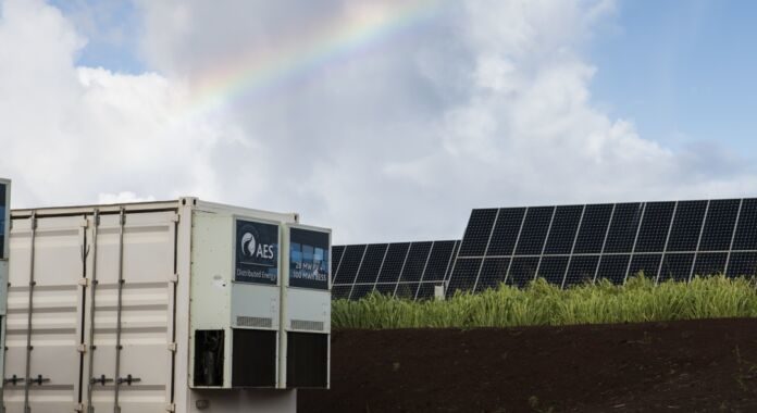 Single device merges solar power and battery tech Single device merges solar power and battery tech