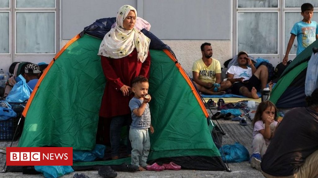 Lesbos: Greek police move migrants to new camp after Moria fire