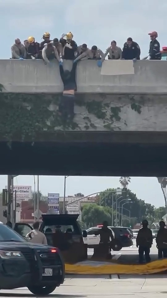 heart-stopping-moment-rescuers-swoop-in-on-man-trying-to-jump-from-la-overpass heart-stopping-moment-rescuers-swoop-in-on-man-trying-to-jump-from-la-overpass