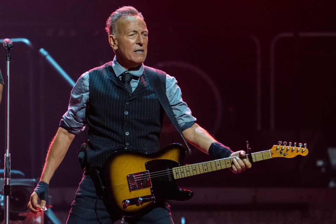 bruce-springsteen-trashed-by-nj-paper-over-expensive-anti-trump-concerts:-‘hypocritical-crap’