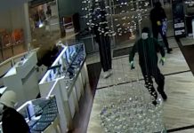 Moment hammer-wielding masked thieves raid Texas jewelry store in ‘mob-style’ hit moment-hammer-wielding-masked-thieves-raid-texas-jewelry-store-in-‘mob-style’-hit