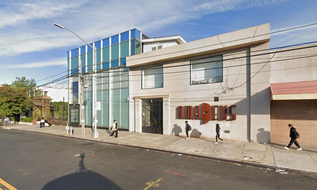 bullets-fly-at-notorious-nyc-night-club-as-4-people-hit-by-gunfire:-cops