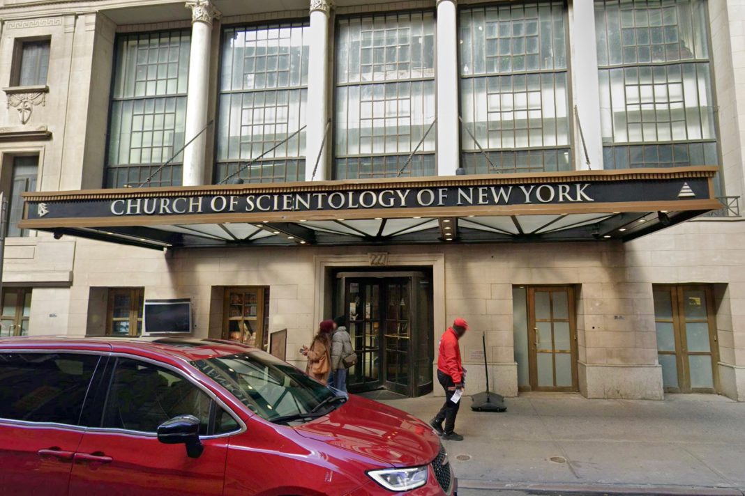 mob-of-teens-storms-times-square-scientology-church-amid-viral-‘speed-running’-trend
