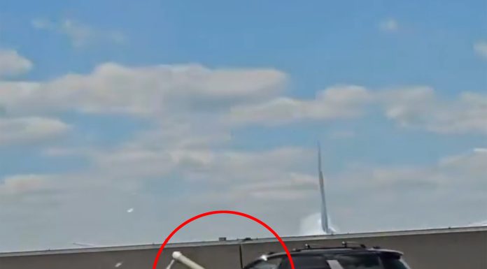 United plane strikes light pole, tractor-trailer on NJ Turnpike while landing at Newark Airport: officials united-plane-strikes-light-pole,-tractor-trailer-on-nj-turnpike-while-landing-at-newark-airport:-officials