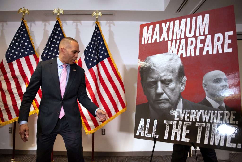 trump-demands-hakeem-jeffries-be-charged-with-inciting-violence-with-‘maximum-warfare’-rhetoric